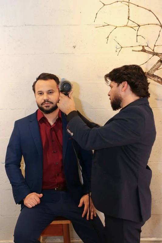 Daniel Tenorio atendendo um cliente de terno