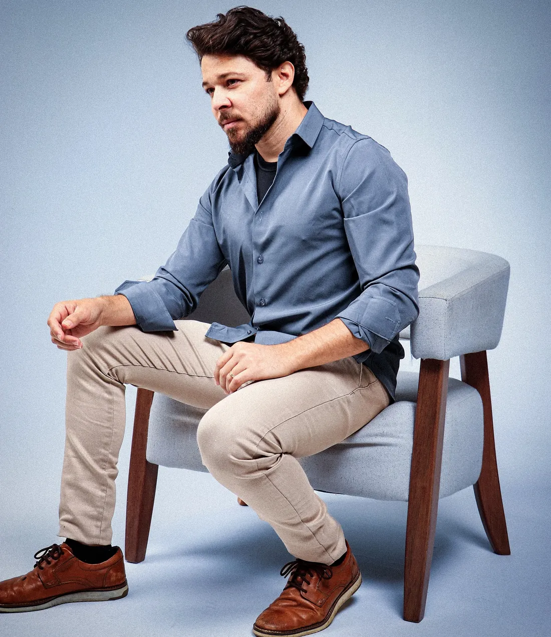 Daniel Tenorio em ensaio de estúdio, camisa azul