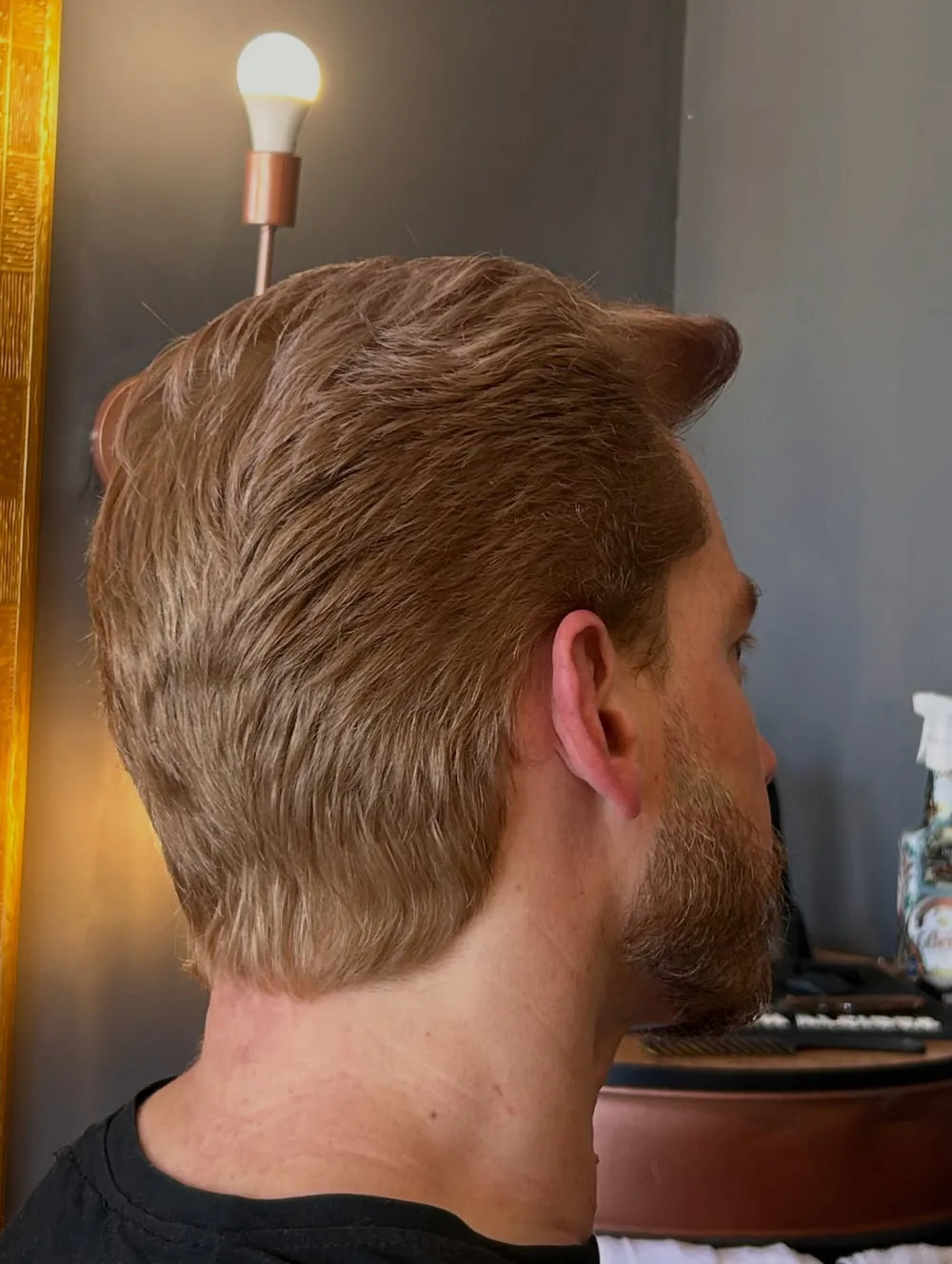 Cliente loiro de perfil com volume e contorno definidos